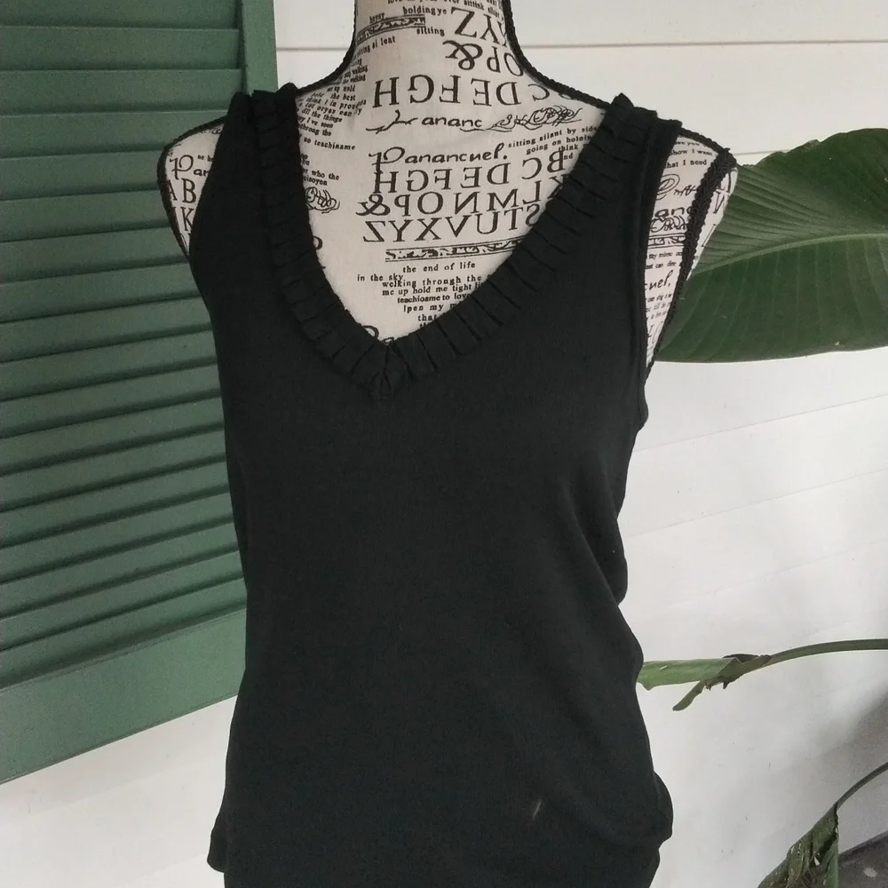Women's NWOT Banana Republic Black Tank with cute Ruffled neckline size L - Picture 1 of 6